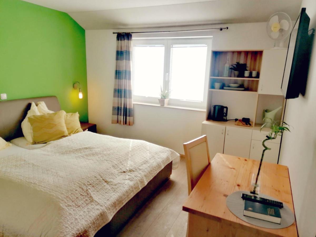 Taferne In Koestendorf - Ferienwohnung Monteurzimmer Ноймаркт ам Валерзее Екстериор снимка